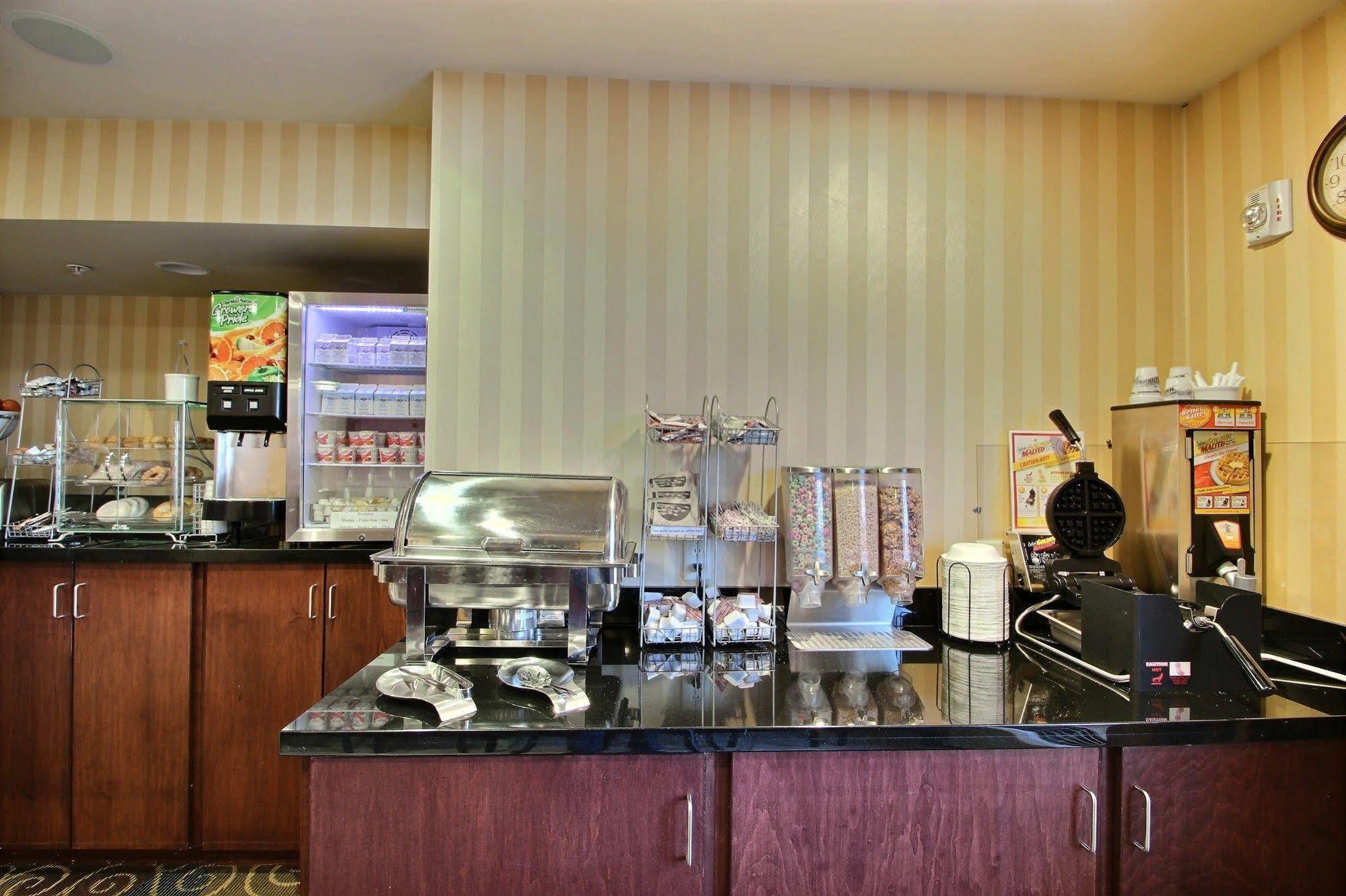 Boarders Inn & Suites By Cobblestone Hotels - Oshkosh Exterior foto